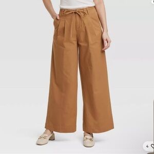 Met A new day Camel Wide-Leg Pants on size 6. Modern wide leg. Cargo type pant